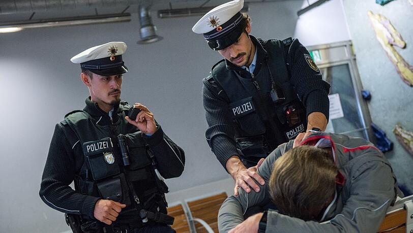 Die Bundespolizei musste sich am Samstagmittag mit einem Betrunkenen auseinandersetzen. (Symbolbild) Die Bundespolizei musste sich am Samstagmittag mit einem Betrunkenen auseinandersetzen. (Symbolbild)