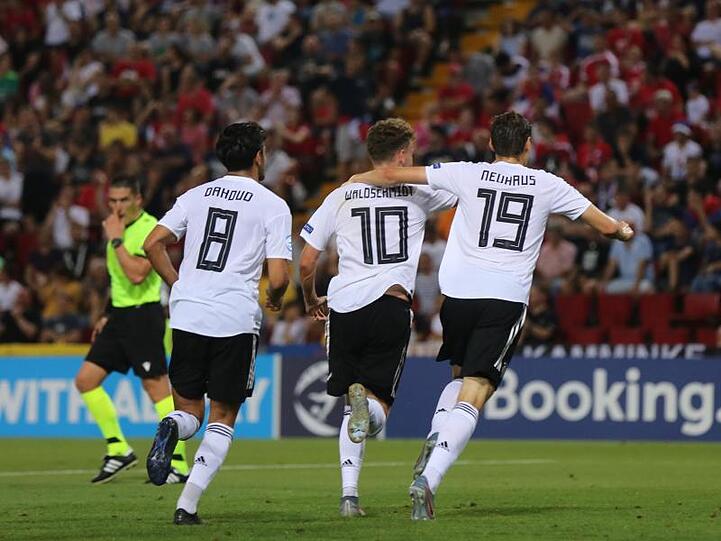 Mahmoud Dahoud (l-r), Torschütze Luca Waldschmidt und Folrian Neuhaus bejubeln das 2:0. Foto Cezaro De Luca