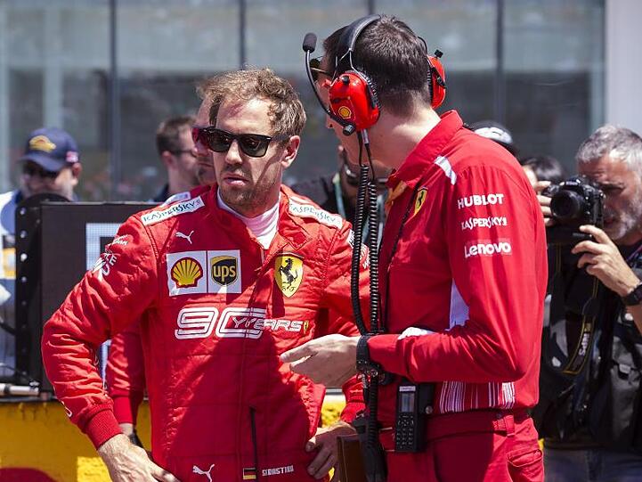 Fachgespräch: Sebastian Vettel (l) mit einem Techniker seines Ferrari-Teams.