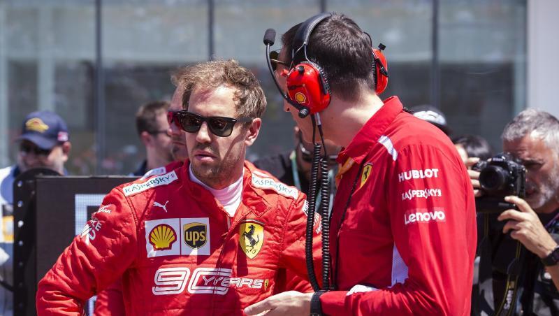Fachgespräch: Sebastian Vettel (l) mit einem Techniker seines Ferrari-Teams. Fachgespräch: Sebastian Vettel (l) mit einem Techniker seines Ferrari-Teams.