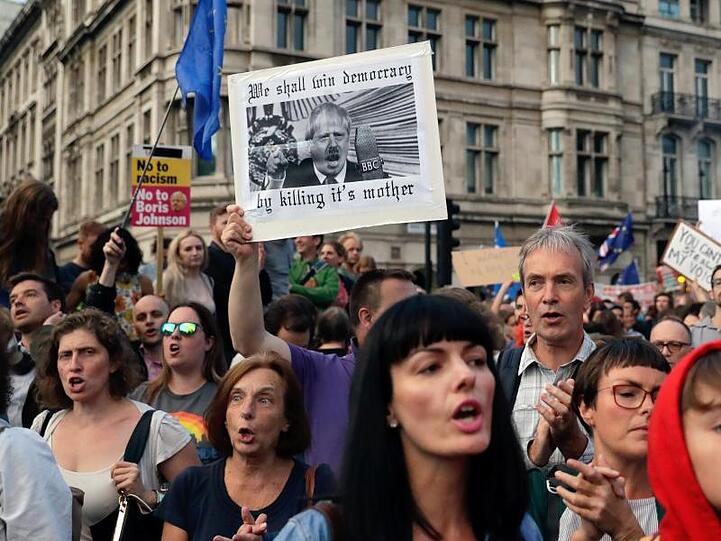 Anti-Brexit-Demonstranten vor dem Regierungssitz Downing Street in London.