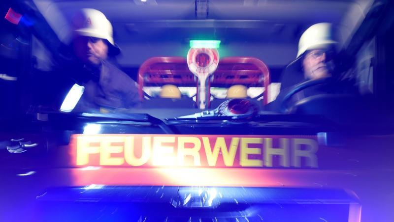 Feuerwehrmänner in einem Löschfahrzeug. Foto: Carsten Rehder/Archivbild Feuerwehrmänner in einem Löschfahrzeug. Foto: Carsten Rehder/Archivbild