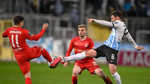 Hatte sich seine Rückkehr in die Startelf sicher anders vorgestellt: Löwen-Profi Stephan Salger (rechts) im Spiel gegen den Halleschen FC.