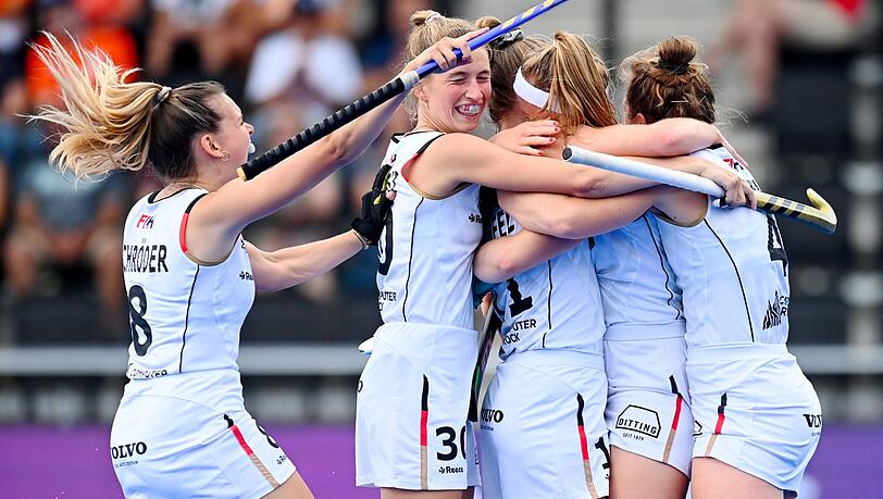 Deutschlands Hockey-Frauen feiern den WM-Halbfinaleinzug.