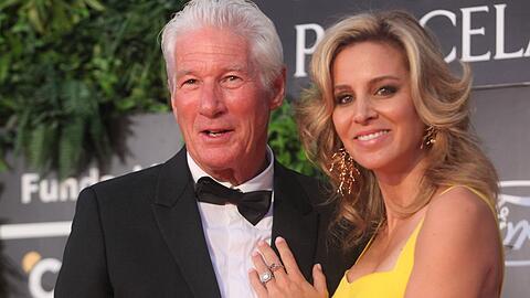 Zu Weihnachten teilen Richard Gere und Ehefrau Alejandra ein seltenes Bild ihrer vierköpfigen Familie.