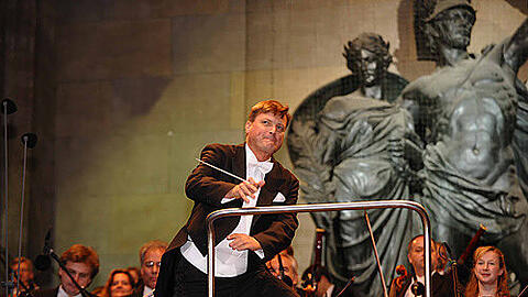 Er kann nicht nur Konzertprogramme umwerfen, sondern auch Gewitter fernhalten: Philharmoniker-Magier Thielemann