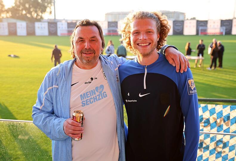 "Ein bisserl feiern muss schon sein": Roman Wöll (l.) mit 1860-Kapitän Jesper Verlaat im Wintertrainingslager 2023