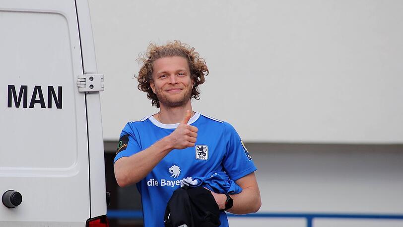 Daumen hoch für Lauftraining mit Ball, aber noch nicht fürs Comeback: Kapitän und Gute-Laune-Löwe Verlaat.