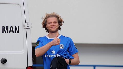 Daumen hoch für Lauftraining mit Ball, aber noch nicht fürs Comeback: Kapitän und Gute-Laune-Löwe Verlaat.