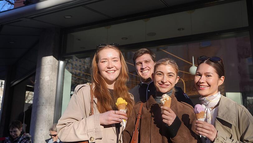 Die Freundinnen Lara (v.l.) mit Melanie und Melanie genie&szlig;en Eis und Sonne vorm Sarcletti am Rotkreuzplatz. Mit den Sorten Mango, Tiramisu und Granatapfel folgen sie den Empfehlungen von Filialleiter Benni Lun (Mitte).