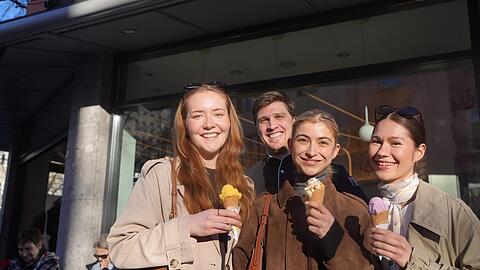 Die Freundinnen Lara (v.l.) mit Melanie und Melanie genie&szlig;en Eis und Sonne vorm Sarcletti am Rotkreuzplatz. Mit den Sorten Mango, Tiramisu und Granatapfel folgen sie den Empfehlungen von Filialleiter Benni Lun (Mitte).