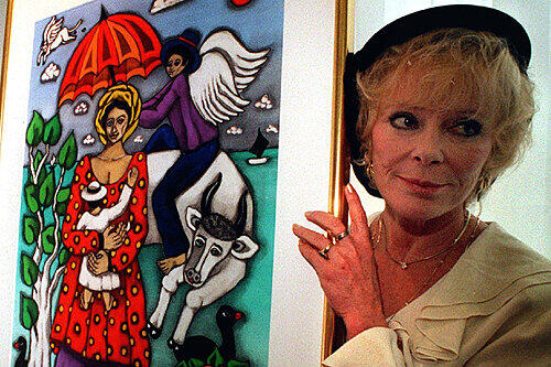Frankens Hollywood-Star Elke Sommer mit einem ihrer Bilder. Ob sie auch dieses Werk nackt gemalt hat, hat sie leider nicht verraten.