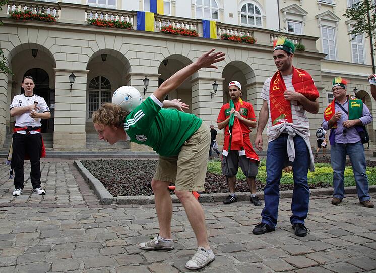 Schon vor dem Portugal-Spiel waren die DFB-Anhänger bestens aufgelegt - da lässt man sich auch mal zu einem kleinen internationalen Straßenkick hinreißen - ganz im Sinne des eigentlichen "Geistes des Fußballs".