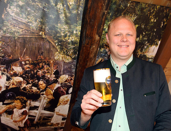 Lukas Bulka vom Bier- und Oktoberfestmuseum:
"Ich hab vier
Lederhosen. Eine ist schon 80
Jahre alt, die habe ich von
einem Freund übernommen,
der sie aus der
Familie hat, eine Hirschlederne.
Außerdem hab
ich eine ganz alte
kurze aus Elchleder.
Gekauft hab ich mir
auch eine Hirschlederne,
für 700 Euro.
Gerade, wenn man sie
öfter trägt, merkt man den Unterschied zwischen
handgemachten und industriell gefertigten: Die Knöpfe
und die Nähte halten einfach besser."