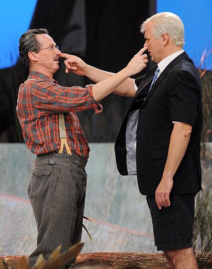 Die Schauspieler Uli Bauer (l) als Christian Ude und der Schauspieler Wolfgang Krebs als Horst Seehofer fasseb sich gegenseitig an die Nasen.