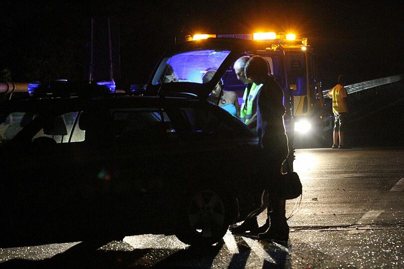 Auf dem Rückweg von einem Ausflug stürzt im Süden Italiens ein Reisebus von einer Autobahnbrücke rund 30 Meter in die Tiefe. 36 Menschen sterben, 11 weitere werden schwer verletzt.
