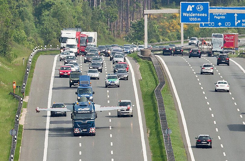 Der beschädigte Kampfjet wird zu einer Airbus-Werkstatt nach Manching gebracht. Die breite Ladung macht ein Überholen des Schwertransporters auf der dreispurigen Autobahn unmöglich!