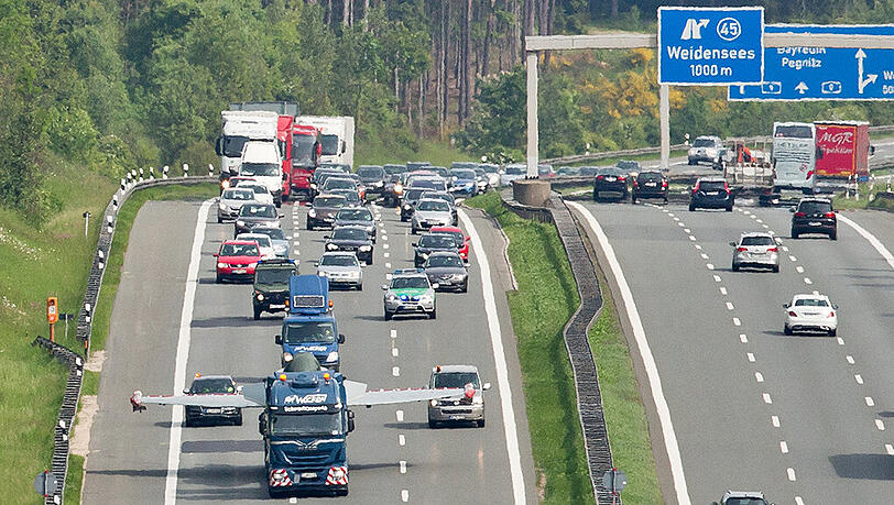 Der beschädigte Kampfjet wird zu einer Airbus-Werkstatt nach Manching gebracht. Die breite Ladung macht ein Überholen des Schwertransporters auf der dreispurigen Autobahn unmöglich! Der beschädigte Kampfjet wird zu einer Airbus-Werkstatt nach Manching gebracht. Die breite Ladung macht ein Überholen des Schwertransporters auf der dreispurigen Autobahn unmöglich!