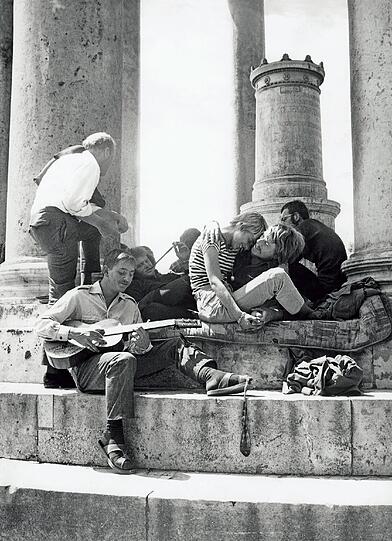 A weng a Musi, was zum Raucha, a bissl schmusn: So lässt es sich aushalten &ndash; das sagen zumindest die Blicke dieser jungen Münchner beim Sandln am Monopteros im Jahr 1968.