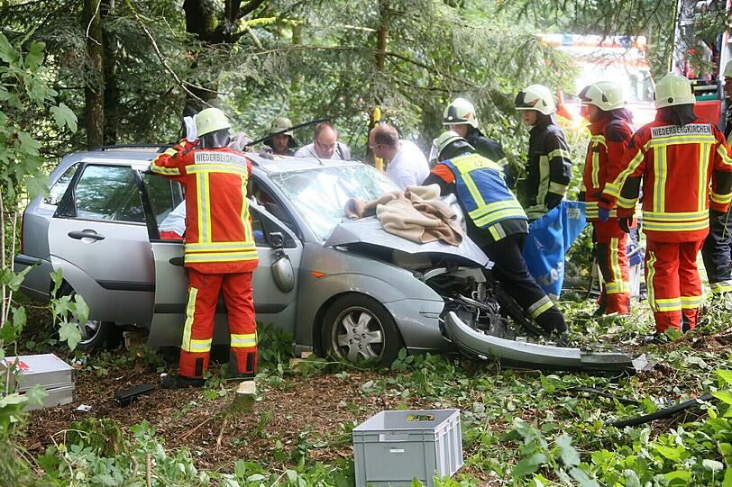 Die Bilder des Verkehrsunfalls im Landkreis Mühldorf.