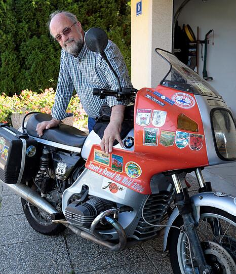 Hobby aufgeben? Niemals: Mit dieser 1000er BMW RS ist Theo Kelz seit der Transplantation seiner Hände vor 15 Jahren 400 000 Kilometer durch die Welt gefahren: &bdquo;Das Leben geht weiter. Immer weiter.&ldquo;