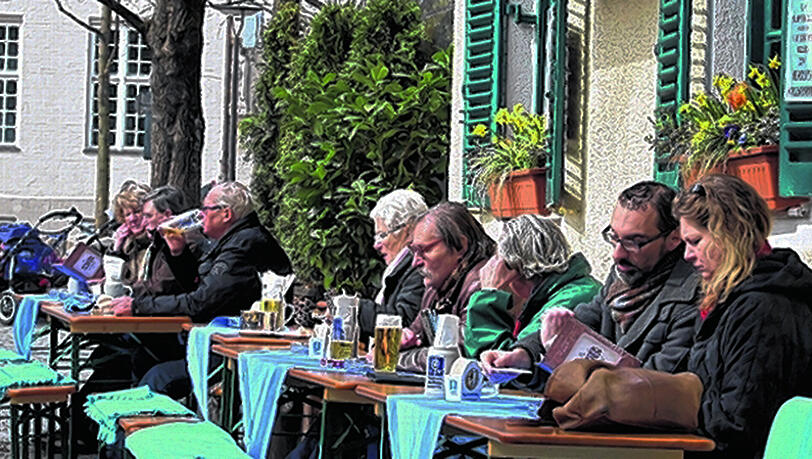 Bei schönem Wetter draußen sitzen - geht's nach der CSU, soll das länger im Jahr möglich sein. Bei schönem Wetter draußen sitzen - geht's nach der CSU, soll das länger im Jahr möglich sein.