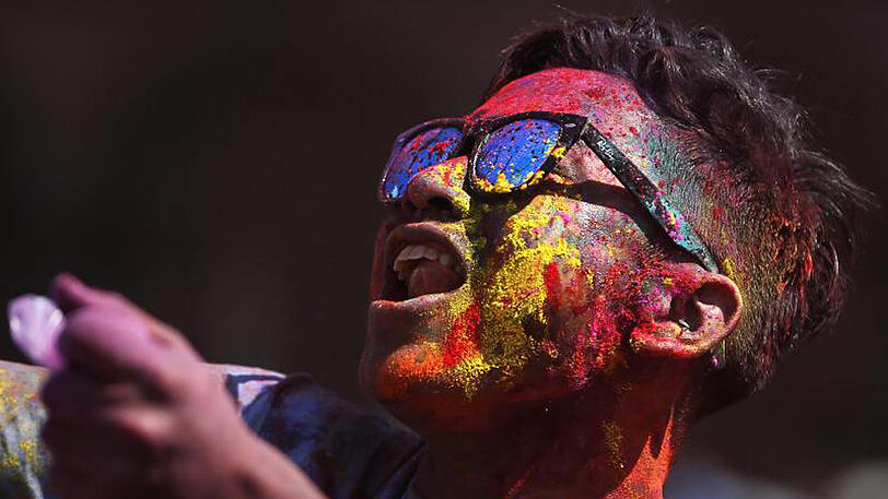 Ein Mann tanzt auf dem Holi-Fest in Kathmandu, Nepal.