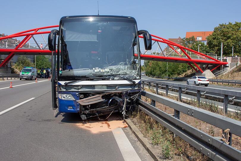 Der Pkw wurde komplett zerstört, sowohl die Fahrerin als auch der Fahrer erlitten schwere Verletzungen. Auch viele Insassen im Bus wurden verletzt. Die Bilder vom Unfallort auf der A73 bei Nürnberg.