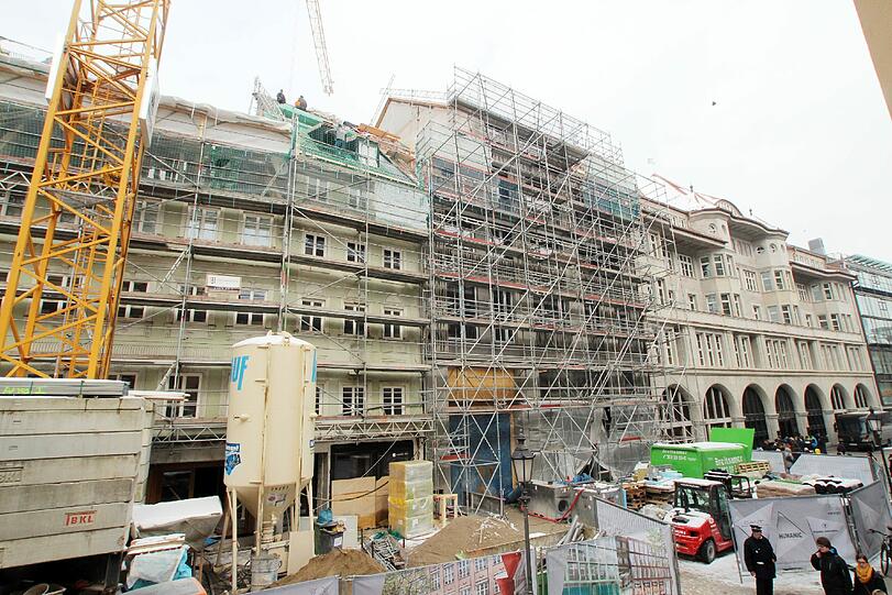 Hofstatt, Sendlinger Straße: Am ehemaligen AZ-Gebäude ist die neue Fassade hinterm Gerüst bereits zu sehen. Hier wird der Eingang zu einem der Höfe stehen. Daneben zieht Adidas ein. Links daneben haben sich die Labels Gant und Calzedonia eingemietet, im Innenhof eröffnet Gastronom David Baumgartner (&bdquo;Dean & David&ldquo;) eine Tagesbar, ins Untergeschoss kommt ein Biomarkt.
