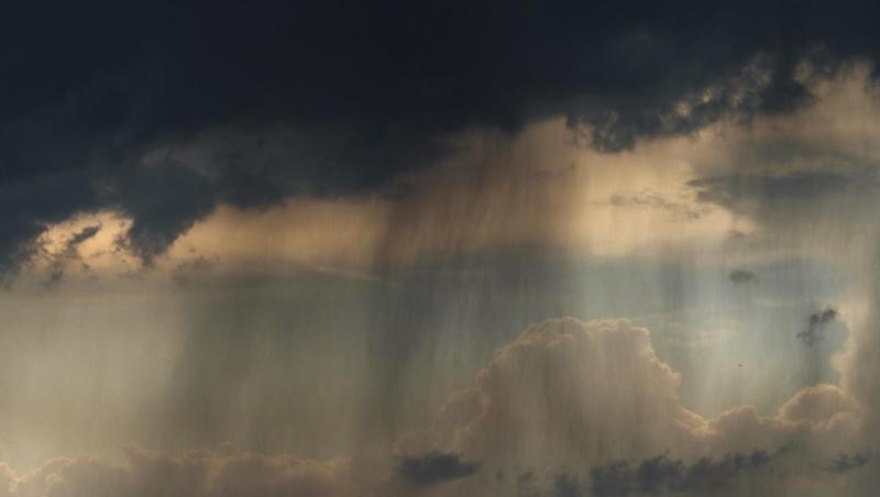 Dunkle Gewitterwolken und Regen sind von Ebing (Bayern) aus zu sehen. Foto: Nicolas Armer/Archivbild Dunkle Gewitterwolken und Regen sind von Ebing (Bayern) aus zu sehen. Foto: Nicolas Armer/Archivbild