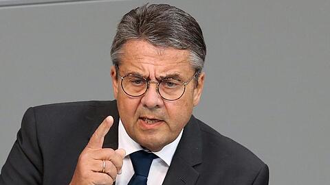 Sigmar Gabriel (SPD) teilt in seinem Buch gegen die Führungsspitze seiner Partei aus.