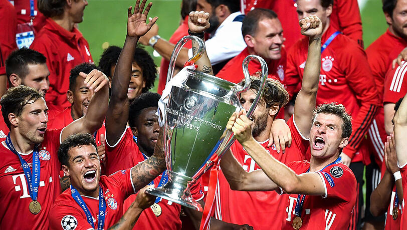 Triple-Sieger 2020! Thomas Müller (r.) mit dem Champions-League-Pokal nach dem Triumph im Endspiel über Paris. Triple-Sieger 2020! Thomas Müller (r.) mit dem Champions-League-Pokal nach dem Triumph im Endspiel über Paris.