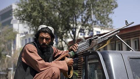 Ein Taliban-Kämpfer vor dem Haupttor zum Präsidentenpalast in Kabul.