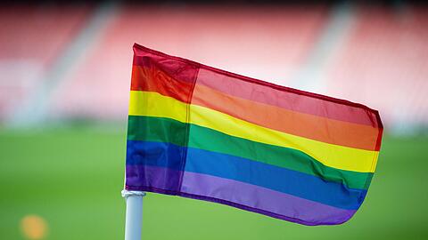 2022 wird die Fußball-WM in Katar ausgetragen, wo Homosexualität unter Strafe steht. Sind dort schwule Fans und Spieler überhaupt willkommen?