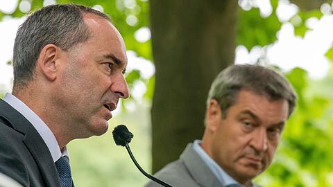 Machen sich das Leben gegenseitig schwer: Hubert Aiwanger (li.) und Markus Söder.