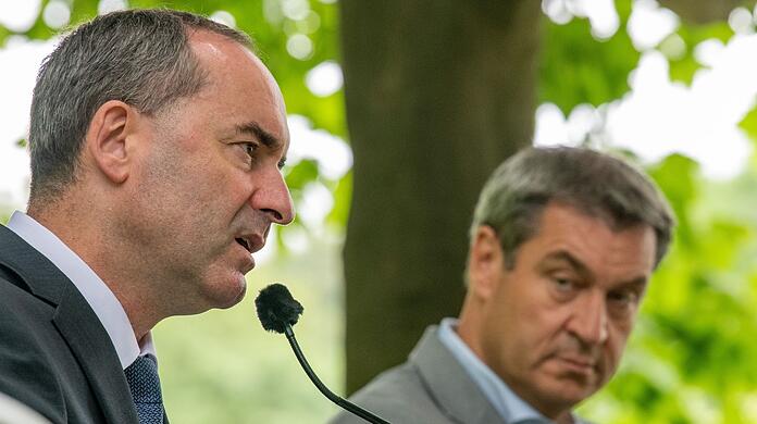 Machen sich das Leben gegenseitig schwer: Hubert Aiwanger (li.) und Markus Söder.