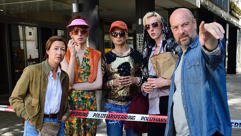 "Polizeiruf 110: Ein feiner Tag für den Bananenfisch": Kommissarin Cris Blohm (Johanna Wokalek), Tulip (Patrice Grießmeier), Menora (Boži Kocevski), Peekabou (Meik van Severen) und Kommissar Dennis Eden (Stephan Zinner).