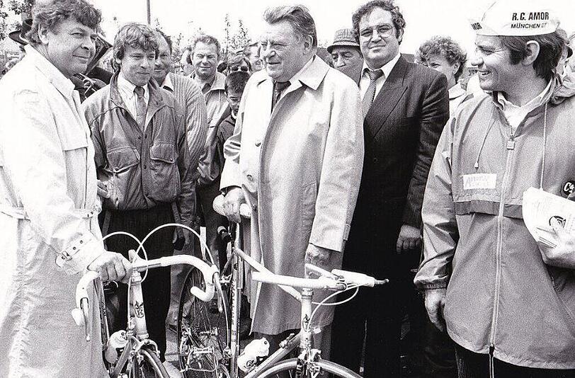 Um 1982 mit CSU-&Uuml;bervater Franz Josef Strau&szlig; beim Radrennen: Podiuk (2.v.r.) mit einem Brillenmodell, das ihn viele Jahre begleitet.