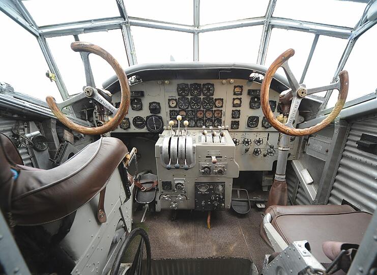 Die Ju 52/3m von 1937 kann man besteigen und einen Blick ins Cockpit werfen.