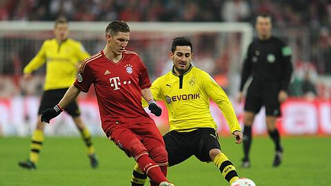 Hoheitsgebiet Mittelfeld: Hier hat Bastian Schweinsteiger Ball und Gegner im Pokal-Viertelfinale unter Kontrolle &ndash; gegen Dortmunds Ilkay Gündogan. Foto: firo