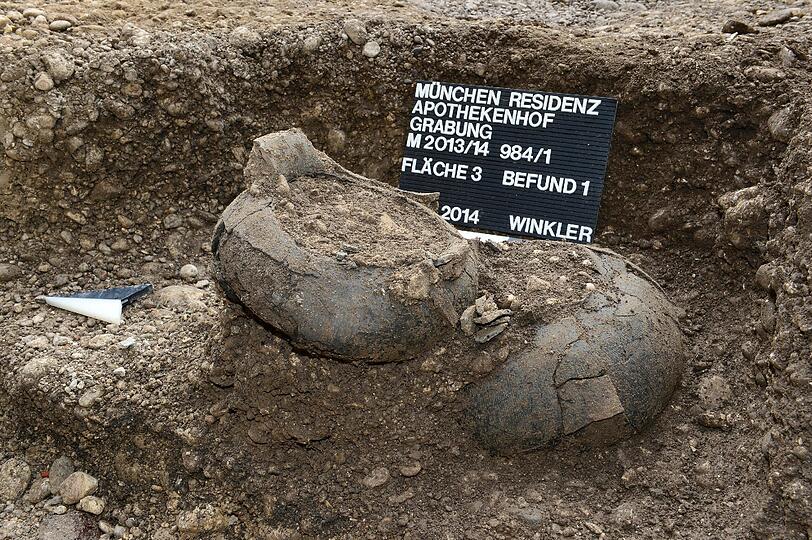 Die Ausgrabungsstätte in der Altstadt. Hier wurde im Mai 2014 ein 3000 Jahre altes Grab einer Frau gefunden.