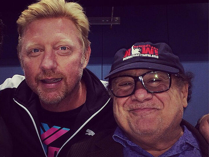 Boris Becker und Danny DeVito bei einem Tennis-Match in Manhatten