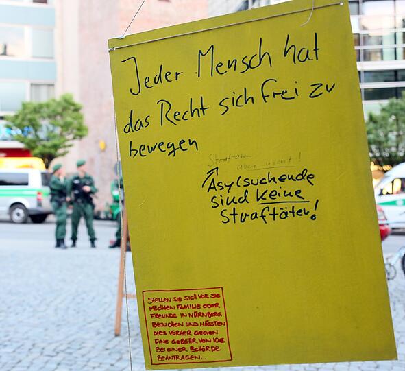 Rund 100 Personen hielten in der Nacht zum Freitag eine Mahnwache zum Thema "kein Mensch ist illegal" ab. Die Bilder vom Rindermarkt.
