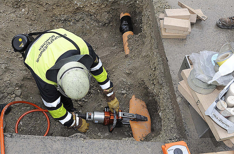 Die Feuerwehr musste einen hydraulischen Rettungsspreizer zweckentfremden, um das Rohr abzuklemmen.