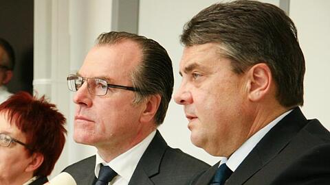 Fleischfabrikant Clemens Tönnies zusammen mit dem damaligen Bundeswirtschaftsminister Sigmar Gabriel im Februar 2015.