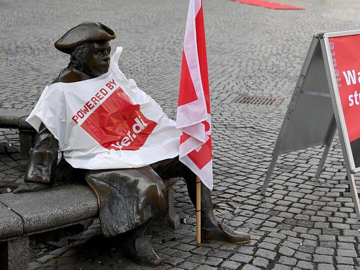 Die Figur des ehemaligen Kieler Bürgermeisters Asmus Bremer wurde von streikende Mitarbeiter des öffentlichen Dienstes ausstaffiert.