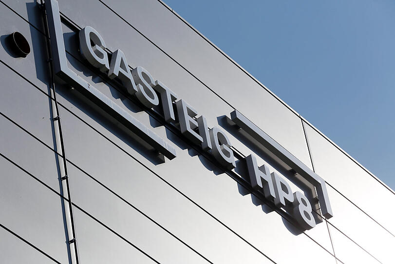 Draußen prangt der neue Name an der Fassade: Gasteig HP8.