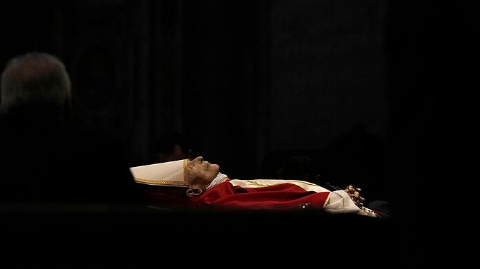 Der Leichnam des verstorbenen emeritierten Papstes Benedikt XVI. ist im Petersdom im Vatikan aufgebahrt.