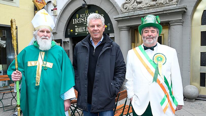 In großer Vorfreude: St. Patrick (alias Wolfgang Schramm), OB Dieter Reiter und Paul Daly (r.), der "Grand Marshal" der Parade. In großer Vorfreude: St. Patrick (alias Wolfgang Schramm), OB Dieter Reiter und Paul Daly (r.), der "Grand Marshal" der Parade.