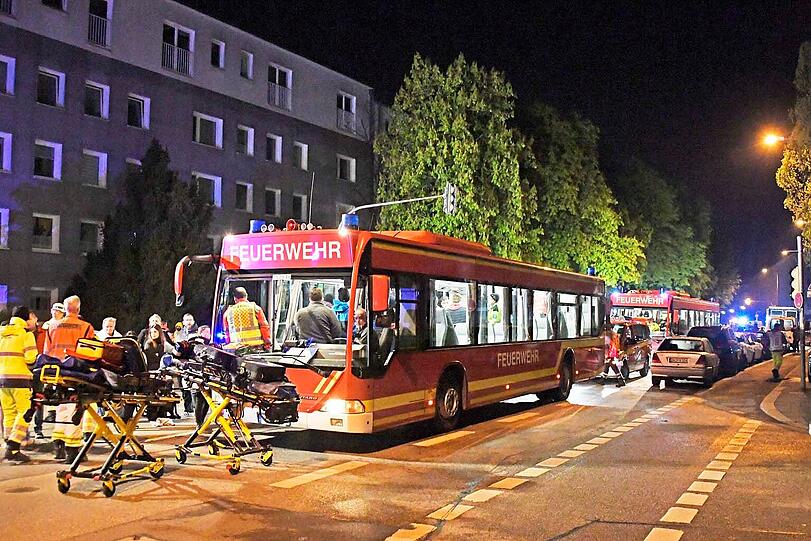 Die Feuerwehr evakuiert die Bewohner eines Hochhauses in Sendling.